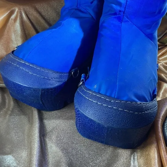 COBALT blue vintage moon boots. Size 9-10. Red white stripes. B13