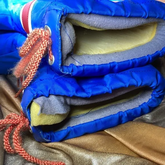 COBALT blue vintage moon boots. Size 9-10. Red white stripes. B13