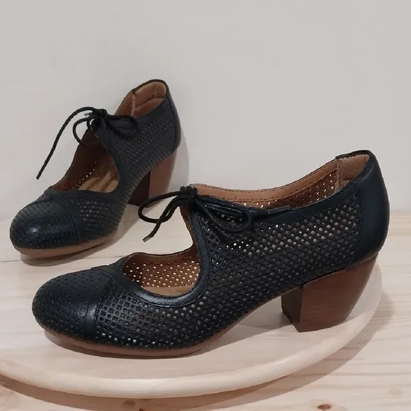 Comfortiva Almyra II Pump Booties Size 8 Black Heeled Oxford Shoes Perforated