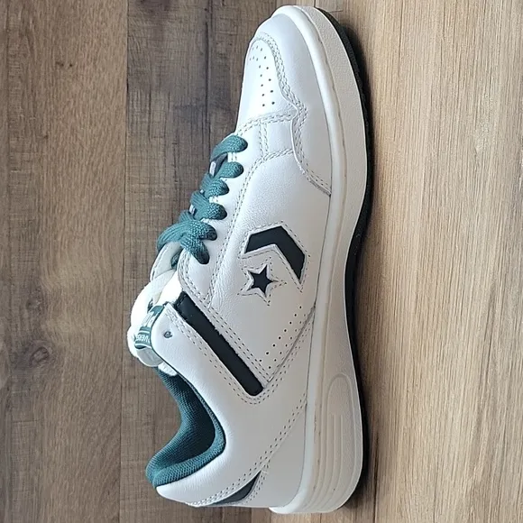 Converse Men's White and Green Sneakers Size Women 7.