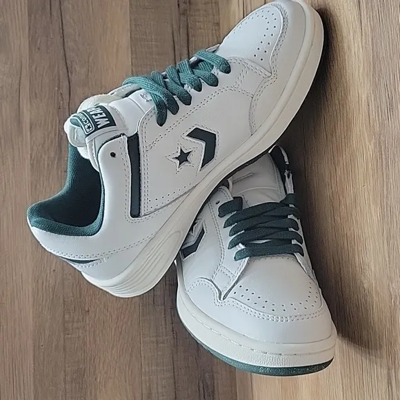 Converse Men's White and Green Sneakers Size Women 7.