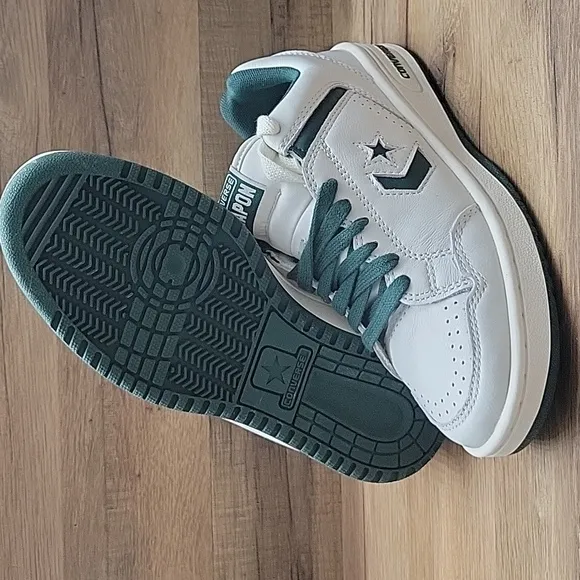 Converse Men's White and Green Sneakers Size Women 7.