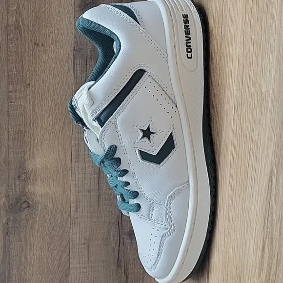Converse Men's White and Green Sneakers Size Women 7.
