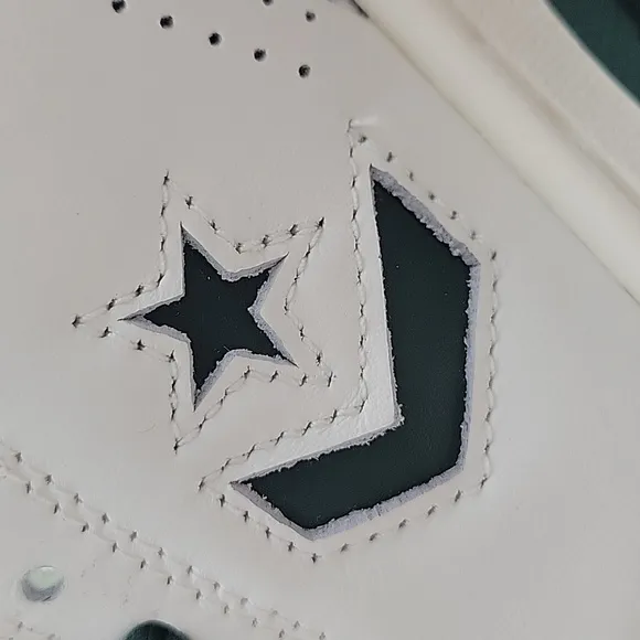 Converse Men's White and Green Sneakers Size Women 7.