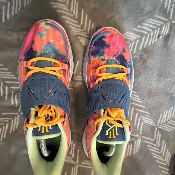 COPY - Kyrie low 3 Tie Die 11 1/2