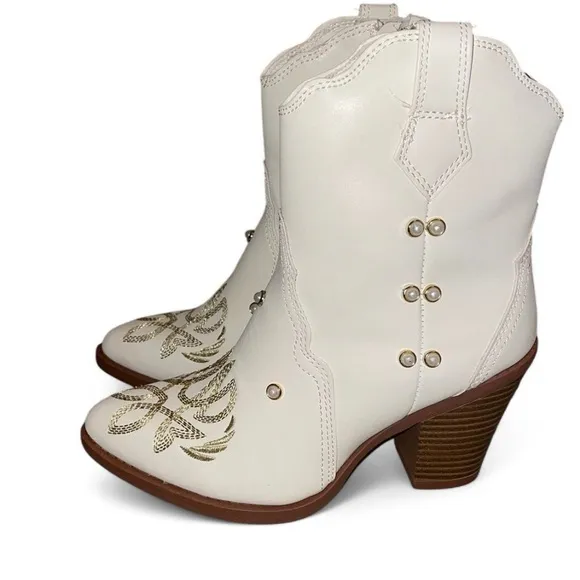 Cream/white and brown with gold and pearl details western cowboy boots 5.5. New