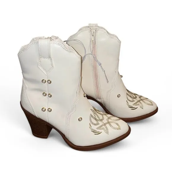 Cream/white and brown with gold and pearl details western cowboy boots 5.5. New