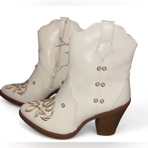 Cream/white and brown with gold and pearl details western cowboy boots 5.5. New