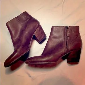 Crown Vintage brown ankle boots - size 10M