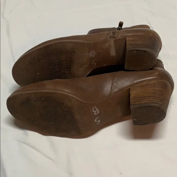 Crown Vintage brown ankle boots - size 10M