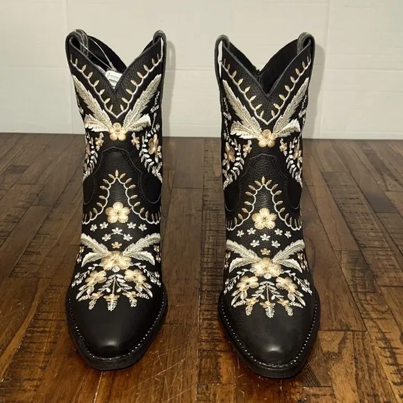 Dingo Boots NWT The Primrose in black with embroidered flowers Boho vibes size 8