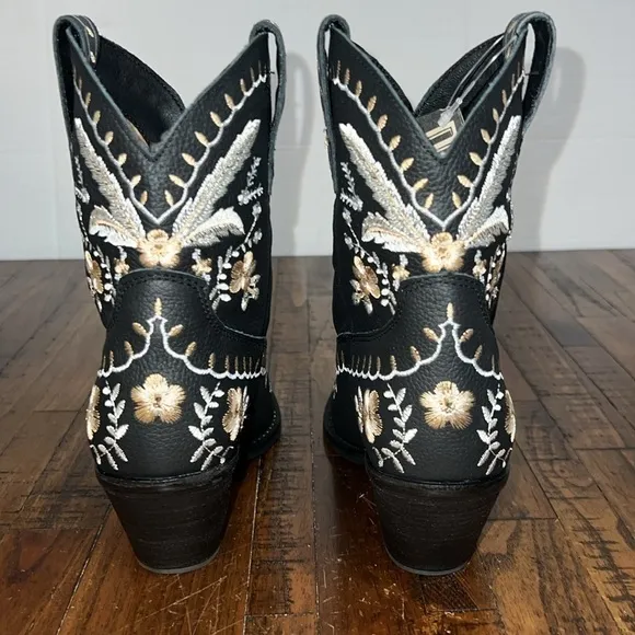 Dingo Boots NWT The Primrose in black with embroidered flowers Boho vibes size 8