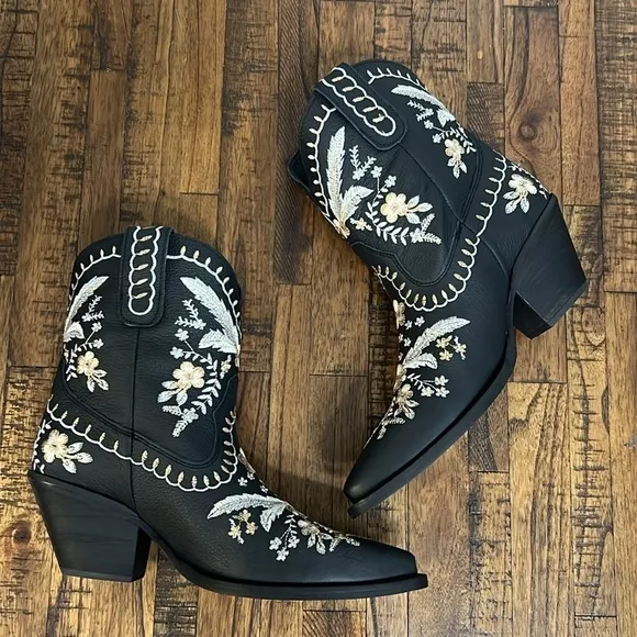 Dingo Boots NWT The Primrose in black with embroidered flowers Boho vibes size 8
