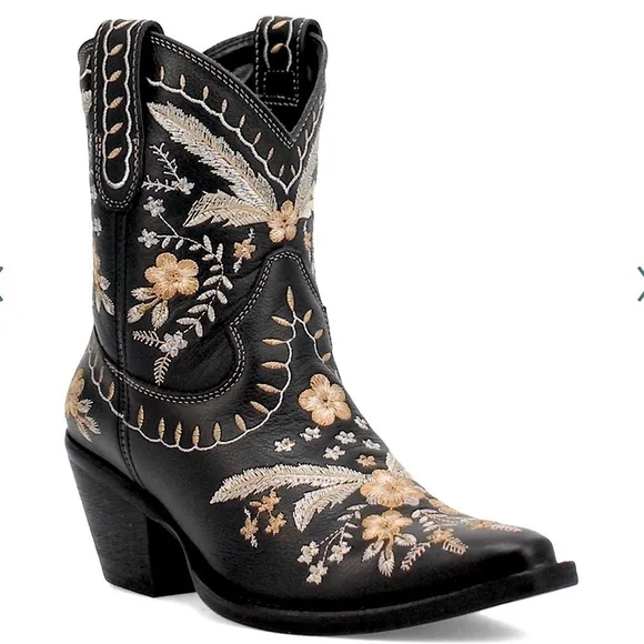 Dingo Boots NWT The Primrose in black with embroidered flowers Boho vibes size 8
