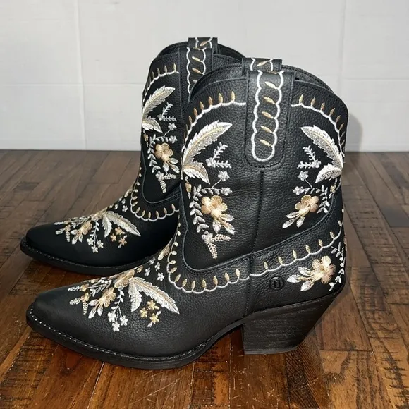 Dingo Boots NWT The Primrose in black with embroidered flowers Boho vibes size 8