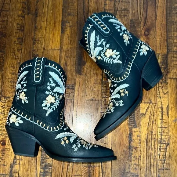 Dingo Boots NWT The Primrose in black with embroidered flowers Boho vibes size 8