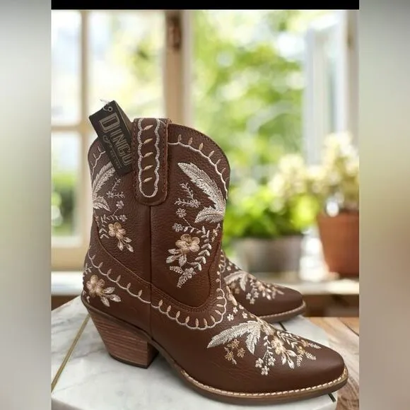 DINGO Leather Floral Embroidered Cowgirl boots Size 8