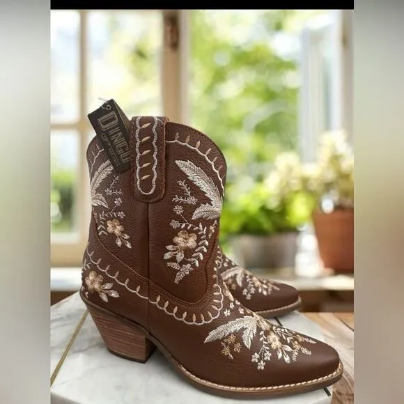 DINGO Leather Floral Embroidered Cowgirl boots Size 8