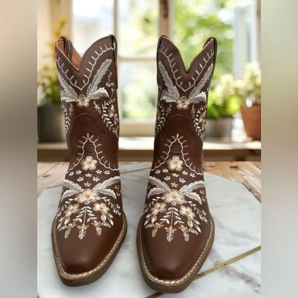 DINGO Leather Floral Embroidered Cowgirl boots Size 8