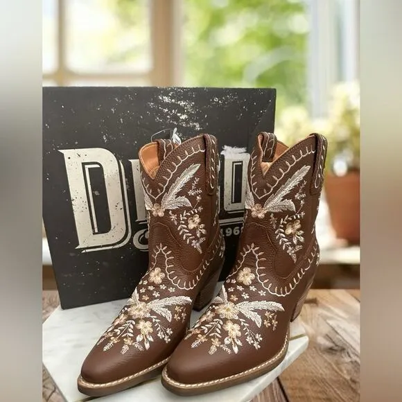 DINGO Leather Floral Embroidered Cowgirl boots Size 8