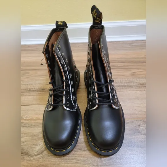 Dr. Martens 1460 STUD, size US 8