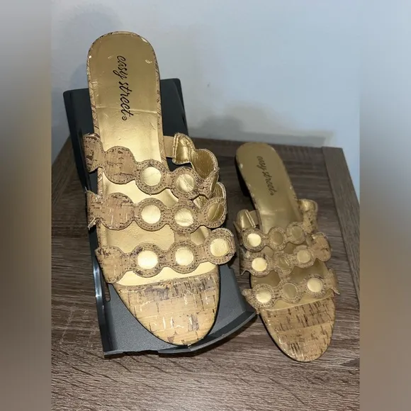 Easy Street Circular Cutouts Artisanal Cork Upper With Gold Accents Sandals Sz 9