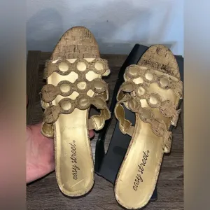 Easy Street Circular Cutouts Artisanal Cork Upper With Gold Accents Sandals Sz 9