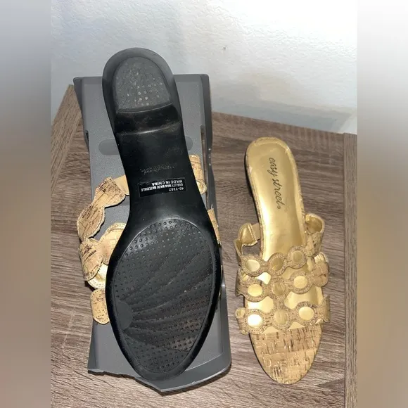 Easy Street Circular Cutouts Artisanal Cork Upper With Gold Accents Sandals Sz 9
