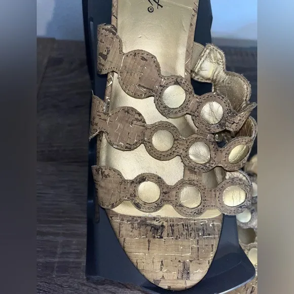 Easy Street Circular Cutouts Artisanal Cork Upper With Gold Accents Sandals Sz 9