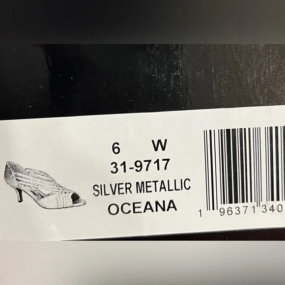 Easy Street Womens Oceana Peep Toe‎ Stiletto Heel Pumps. Size 6W. Color: Silver