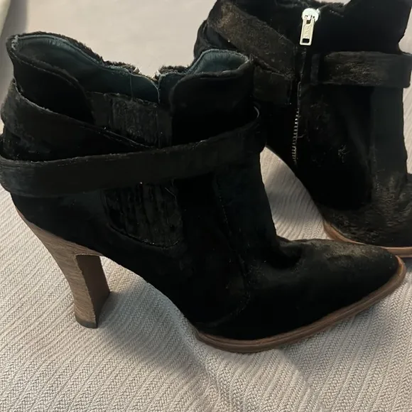Elizabeth and James pointed toe ankle boots velvet  SZ 8 club wear going out