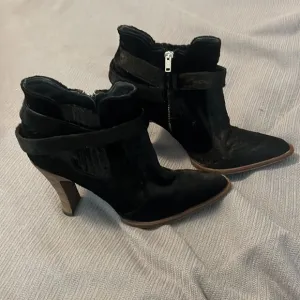 Elizabeth and James pointed toe ankle boots velvet  SZ 8 club wear going out