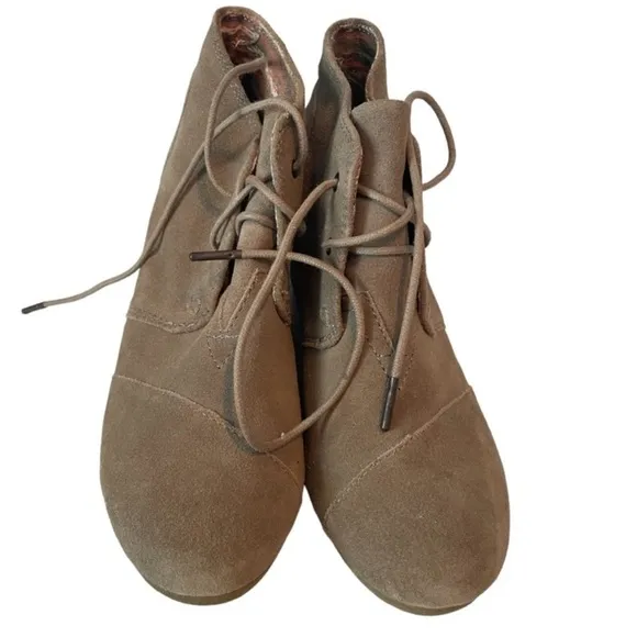 EUC TOMS Clare ankle boot in Taupe size 10