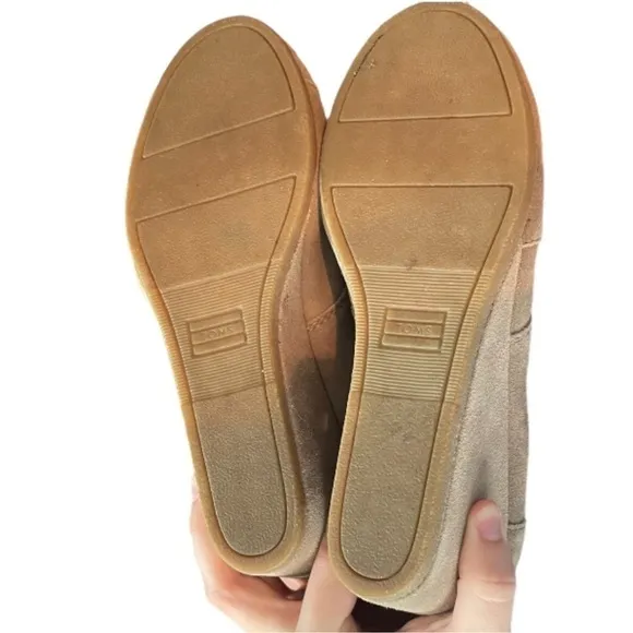 EUC TOMS Clare ankle boot in Taupe size 10