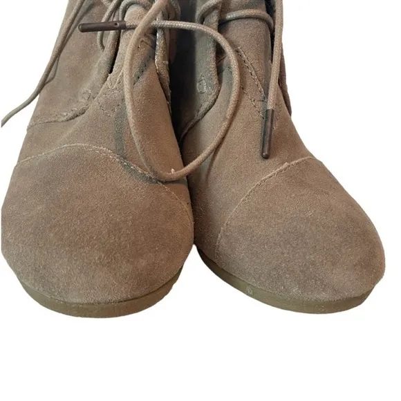 EUC TOMS Clare ankle boot in Taupe size 10