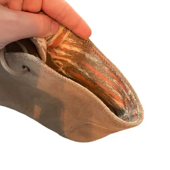 EUC TOMS Clare ankle boot in Taupe size 10