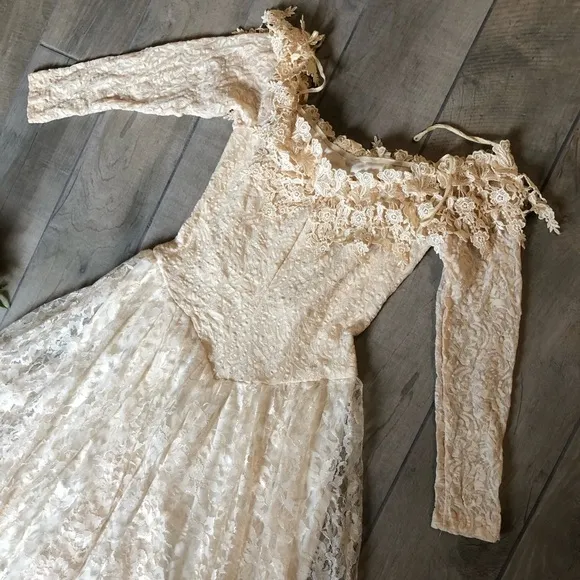Florencia fume vintage 80s lace gown.
