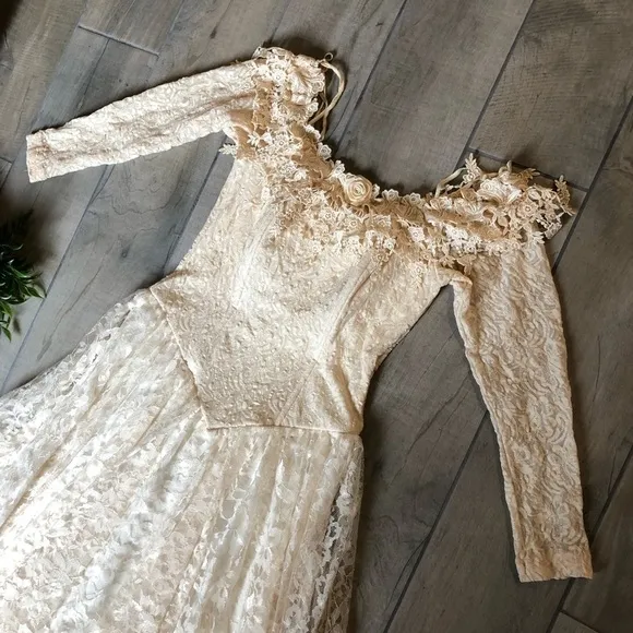 Florencia fume vintage 80s lace gown.