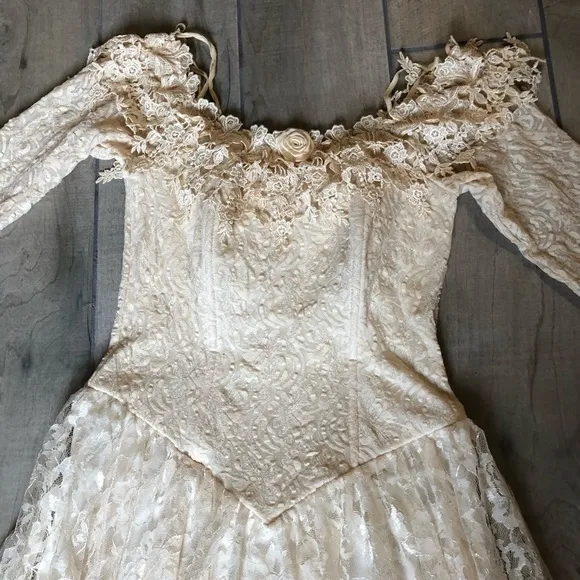 Florencia fume vintage 80s lace gown.