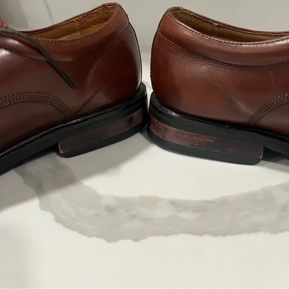 Floresheim men's brown leather dress shoes size 10.5 D. Please see wear.