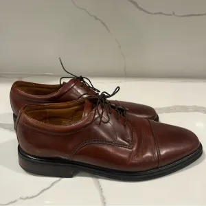 Floresheim men's brown leather dress shoes size 10.5 D. Please see wear.