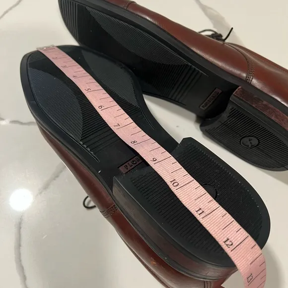 Floresheim men's brown leather dress shoes size 10.5 D. Please see wear.
