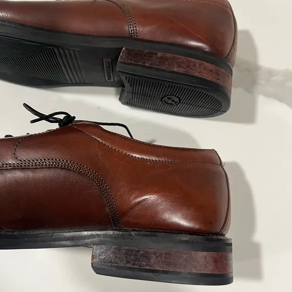 Floresheim men's brown leather dress shoes size 10.5 D. Please see wear.