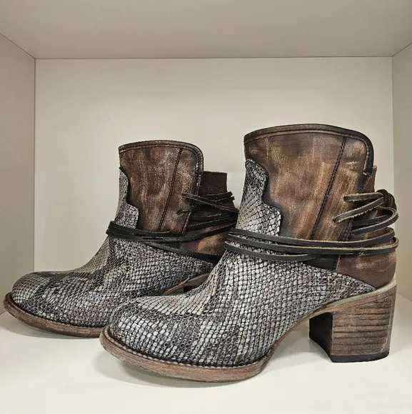 Freebird Casey Leather Snake Skin Textured Ankle Boots Sz 9