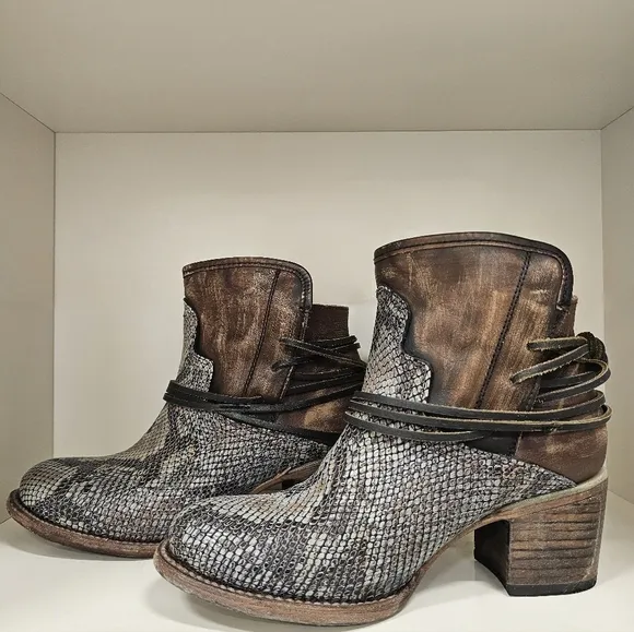 Freebird Casey Leather Snake Skin Textured Ankle Boots Sz 9