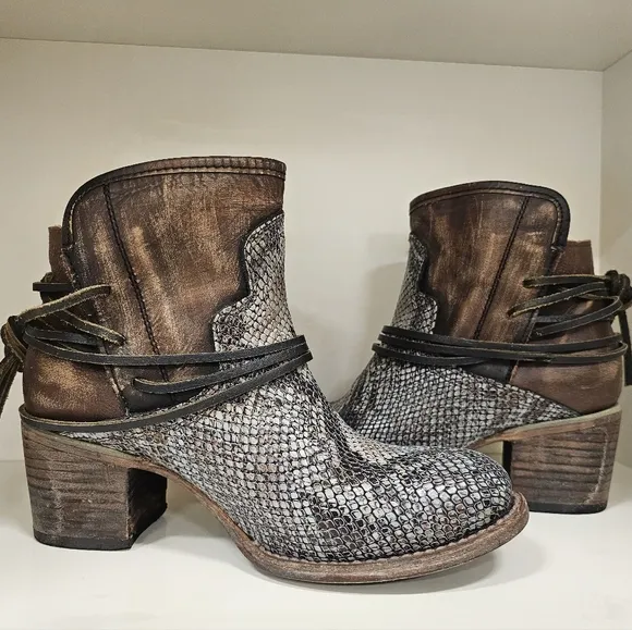 Freebird Casey Leather Snake Skin Textured Ankle Boots Sz 9