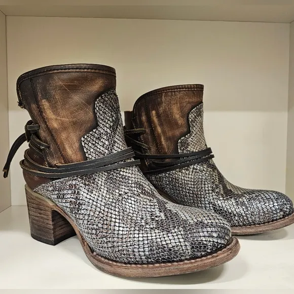 Freebird Casey Leather Snake Skin Textured Ankle Boots Sz 9