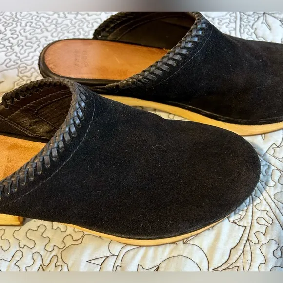 FRYE &amp; CO Odessa Braid Platform Mules/Clogs Black Suede With Wooden Heel Sz 9