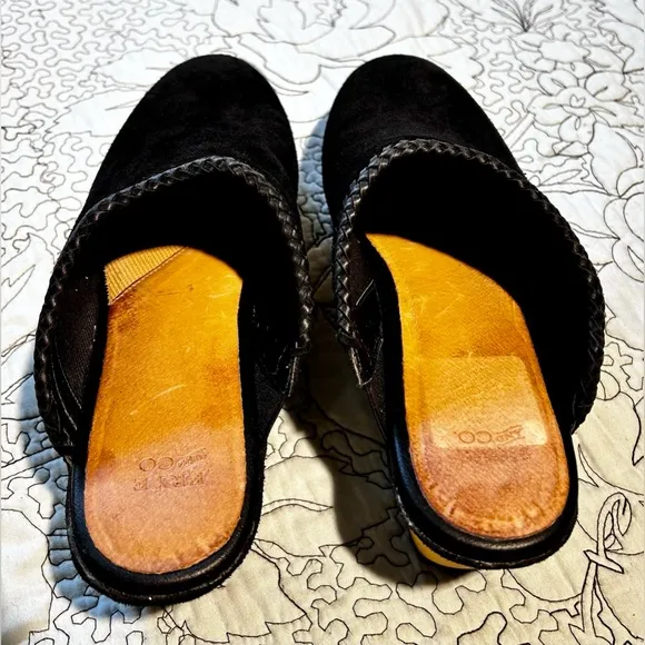 FRYE &amp; CO Odessa Braid Platform Mules/Clogs Black Suede With Wooden Heel Sz 9