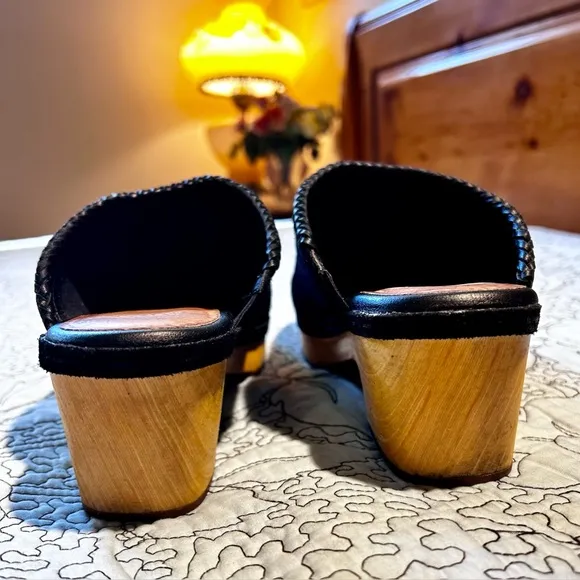 FRYE &amp; CO Odessa Braid Platform Mules/Clogs Black Suede With Wooden Heel Sz 9